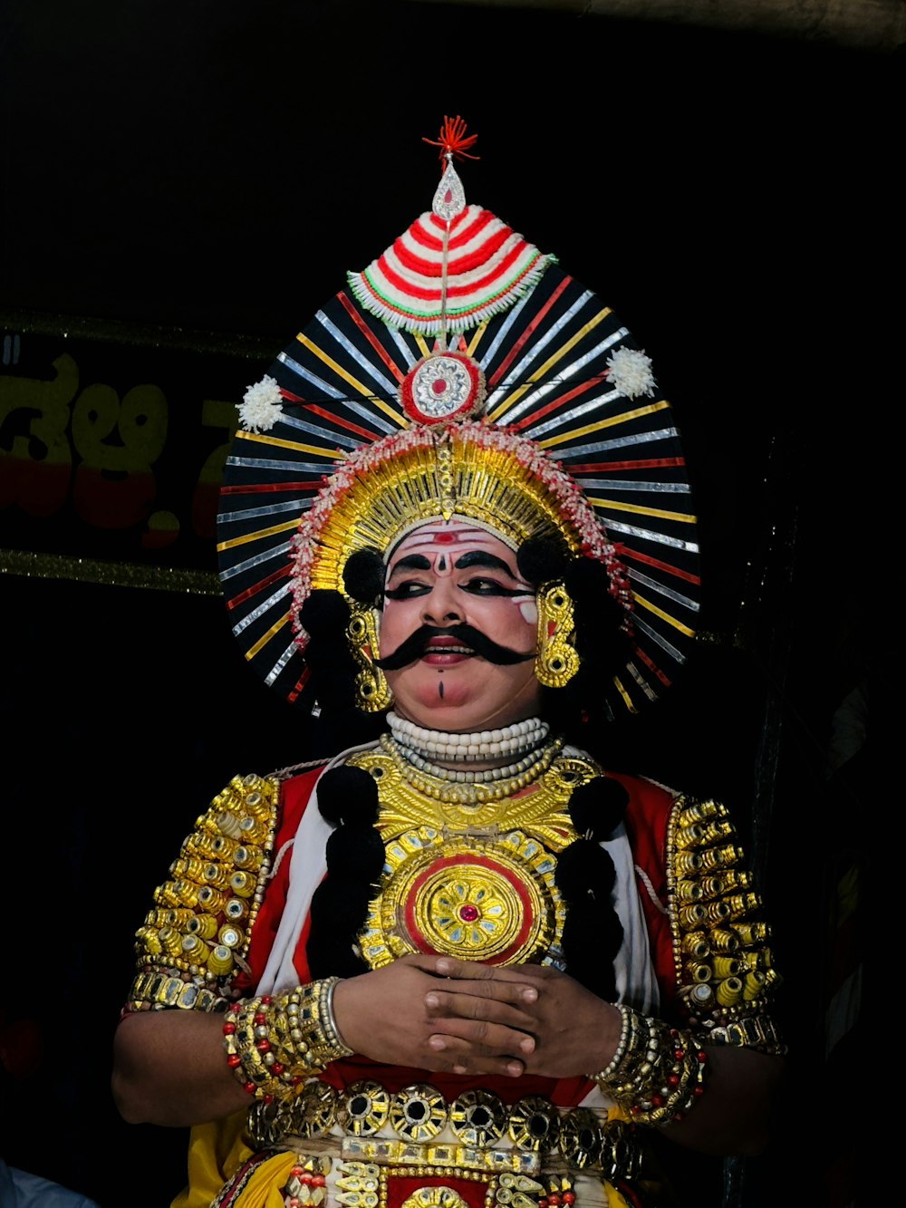 ein Mann in einem Kostüm mit Schnurrbart und Schnurrbart