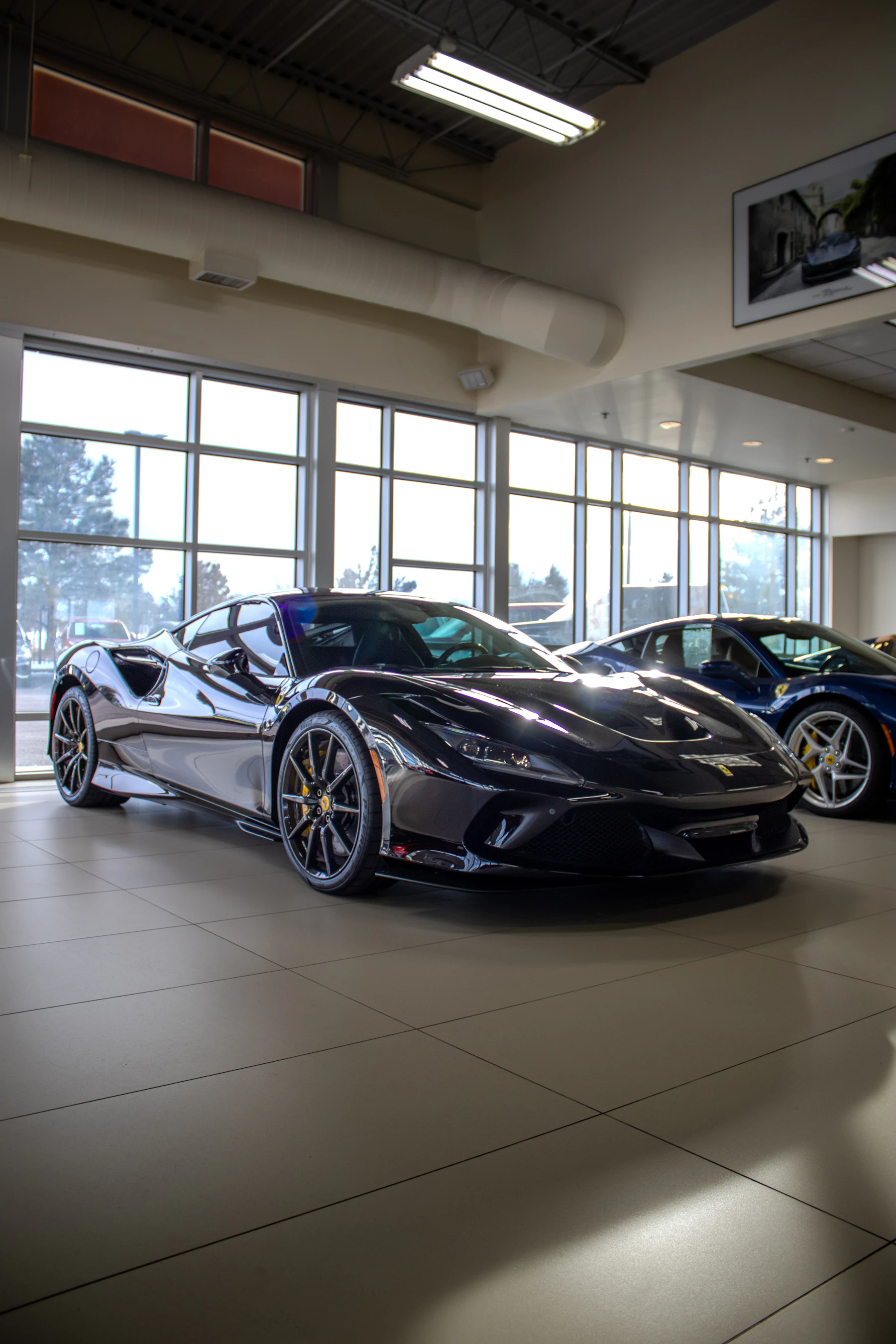 Modern showroomda premium otomobiller