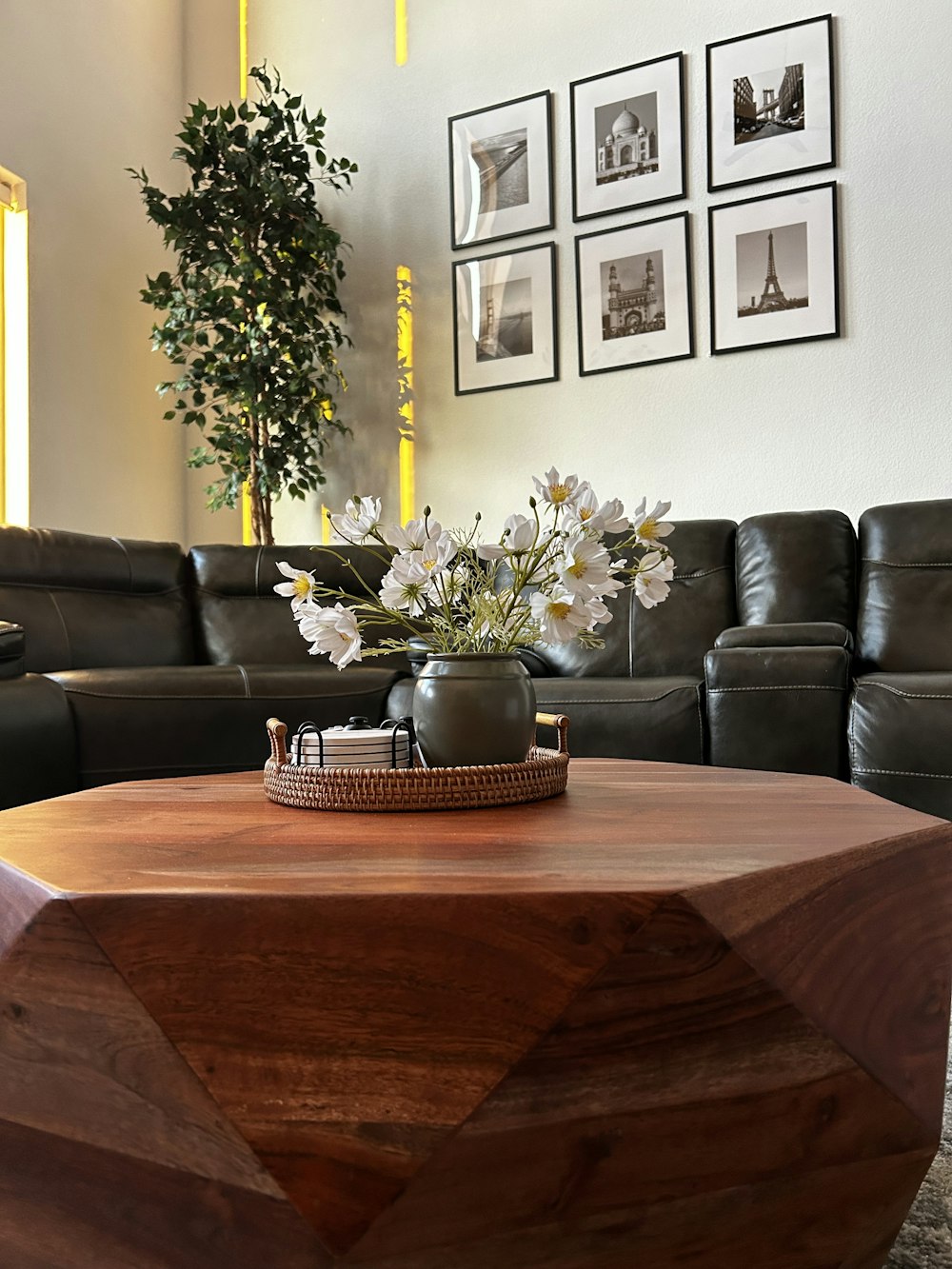 un salon avec un canapé et une table