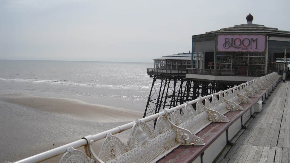 eine Promenade neben einem Strand mit einem Restaurant darauf