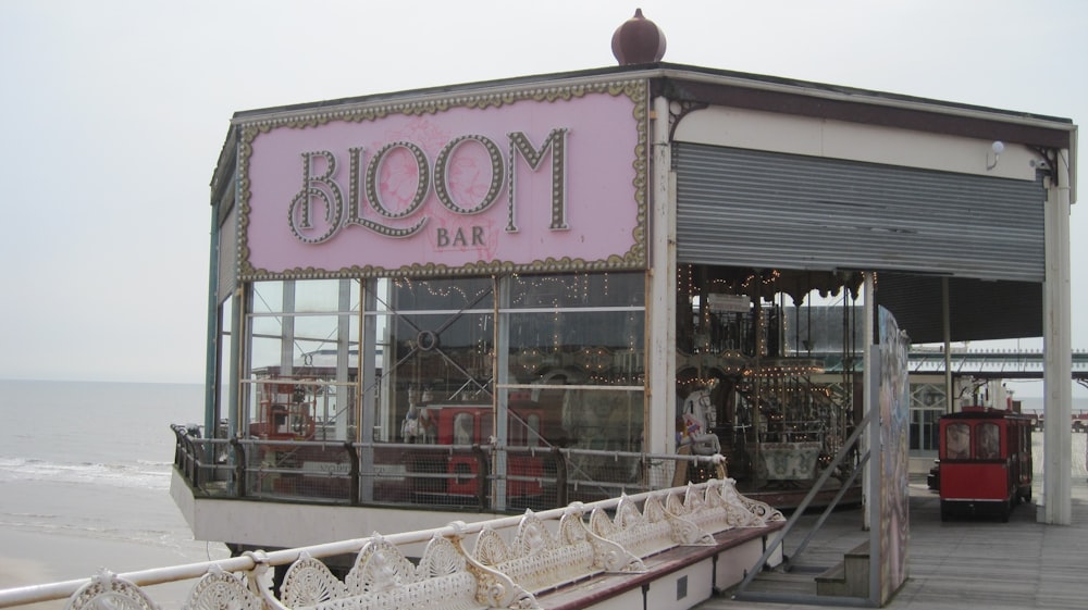 une vue de l’extérieur d’un magasin sur la plage