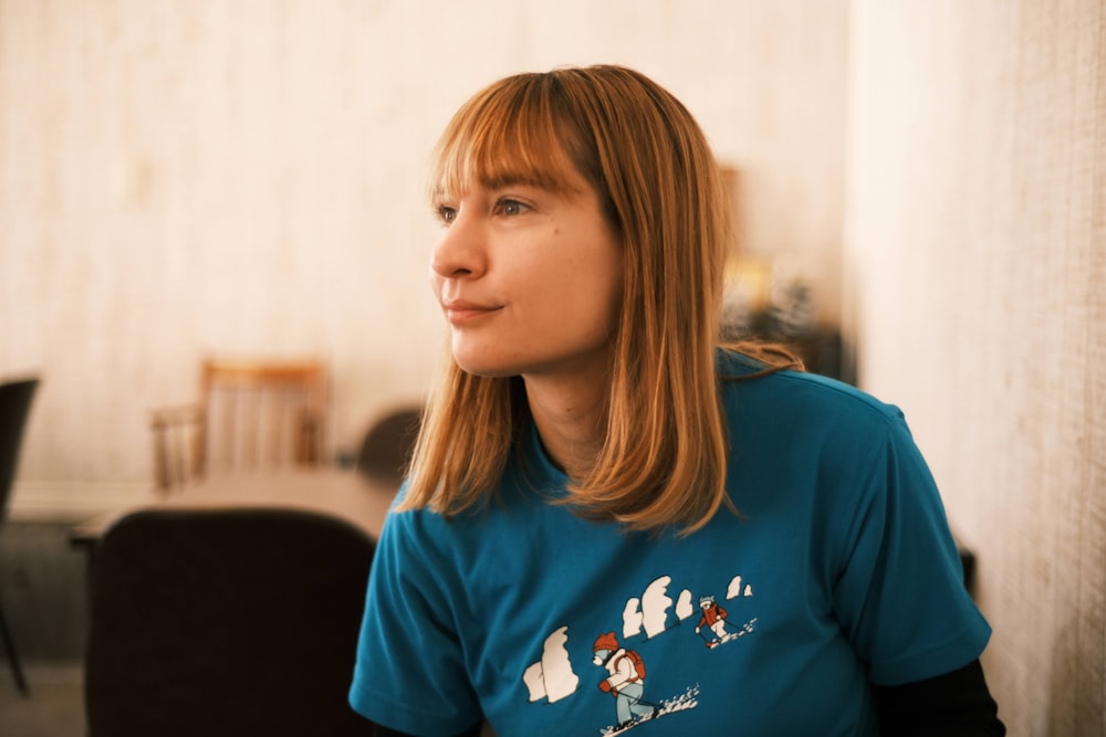 eine Frau mit langen Haaren, die ein blaues Hemd trägt