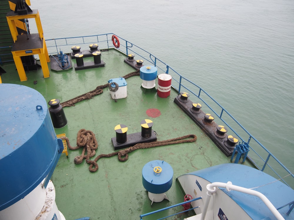 a view of the back of a boat with a chain on it