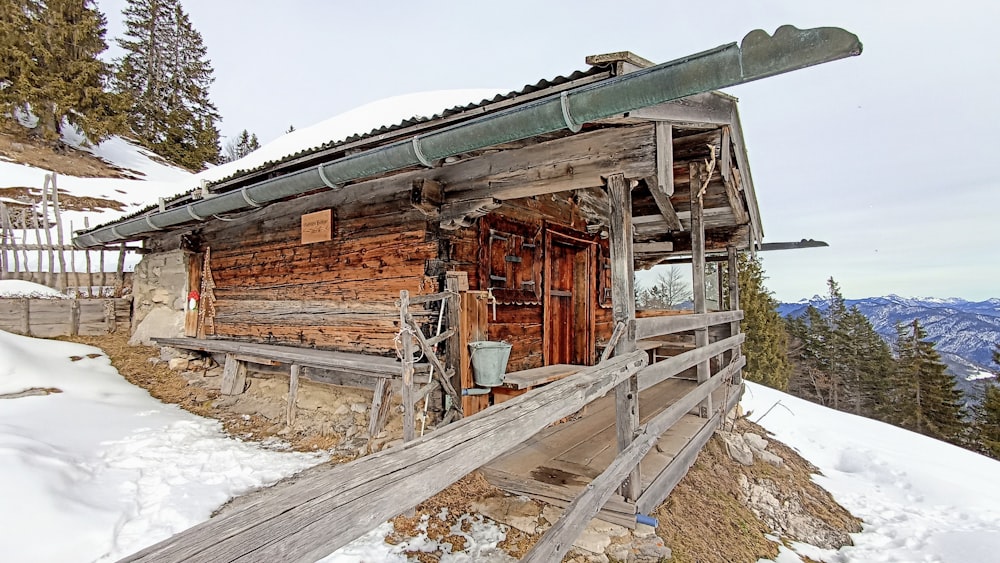 a small wooden cabin with a metal roof