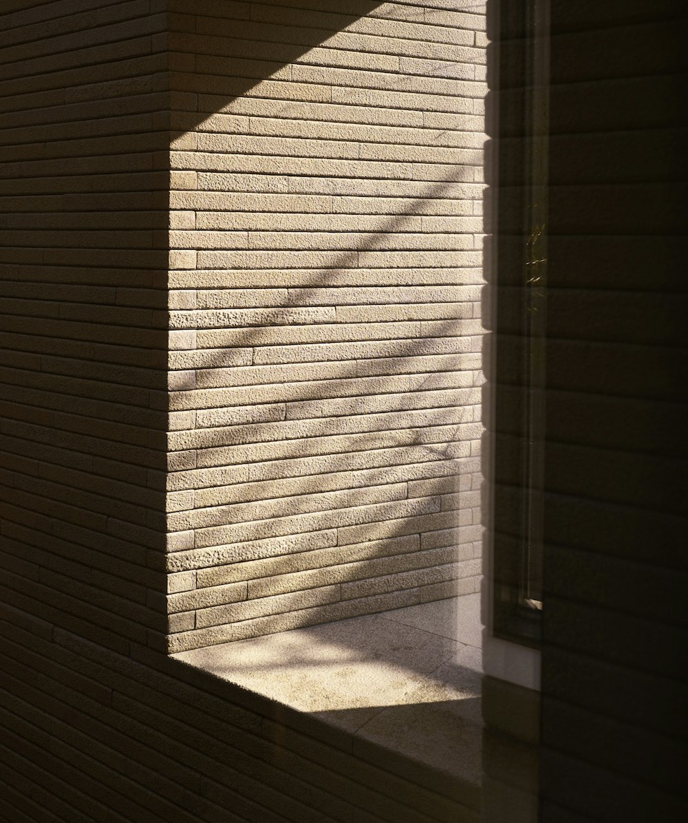 l'ombra di una finestra sul lato di un edificio