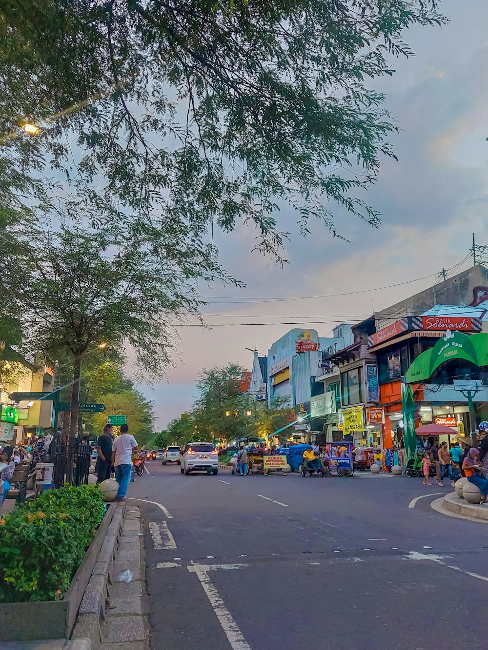 a city street filled with lots of people