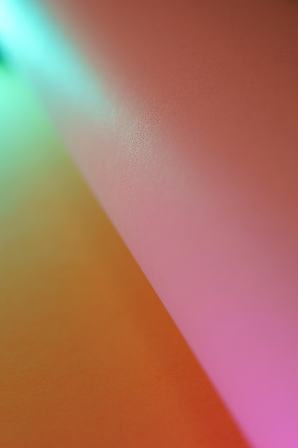 Un primer plano de una pared multicolor con un teléfono celular