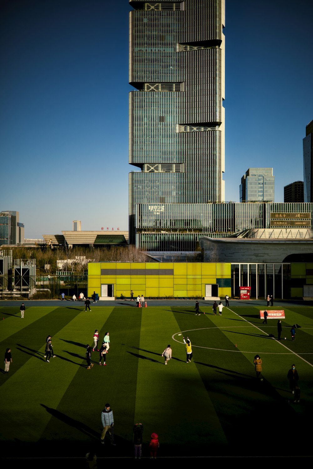 高層ビル前のサッカー場