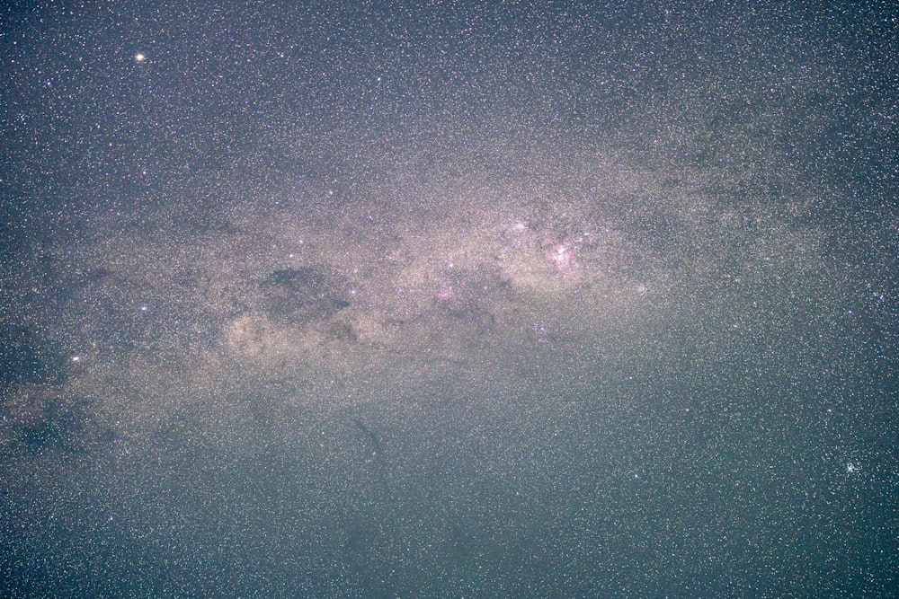 El cielo nocturno está lleno de estrellas y nubes