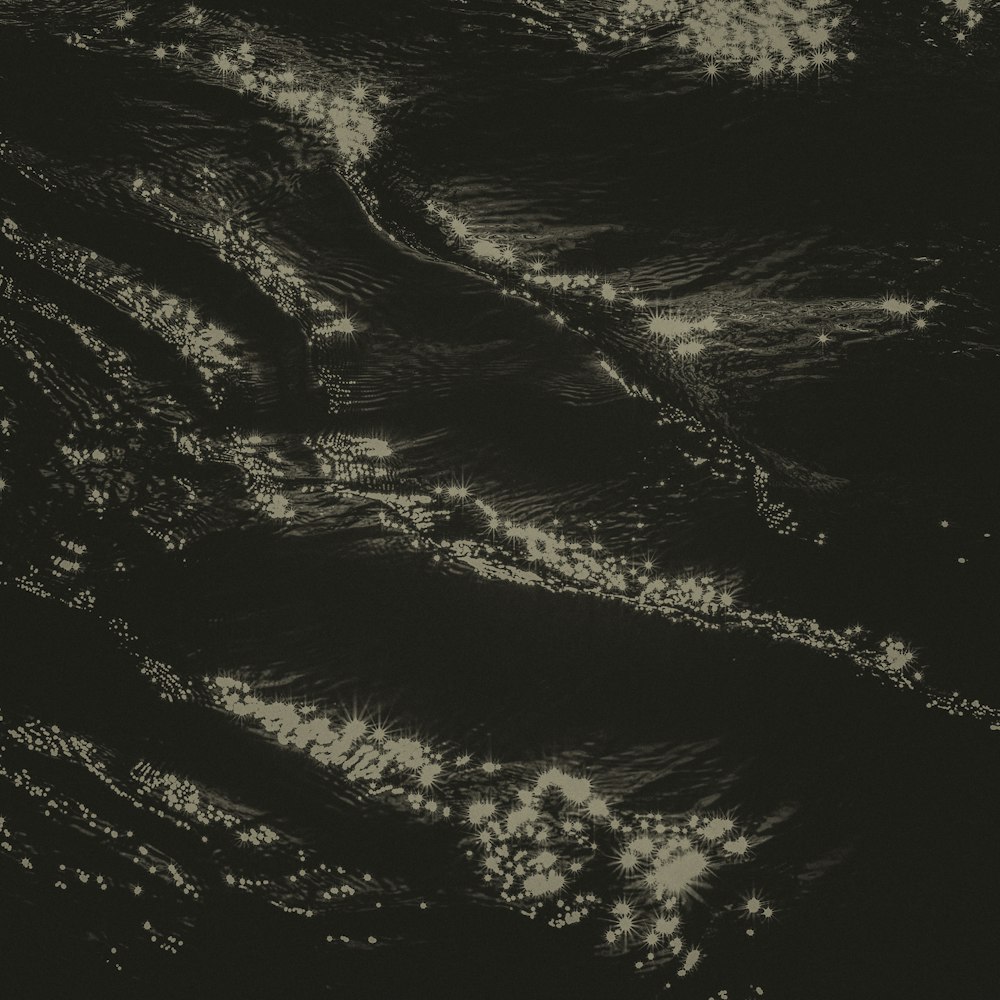 Una foto en blanco y negro de las olas en el océano