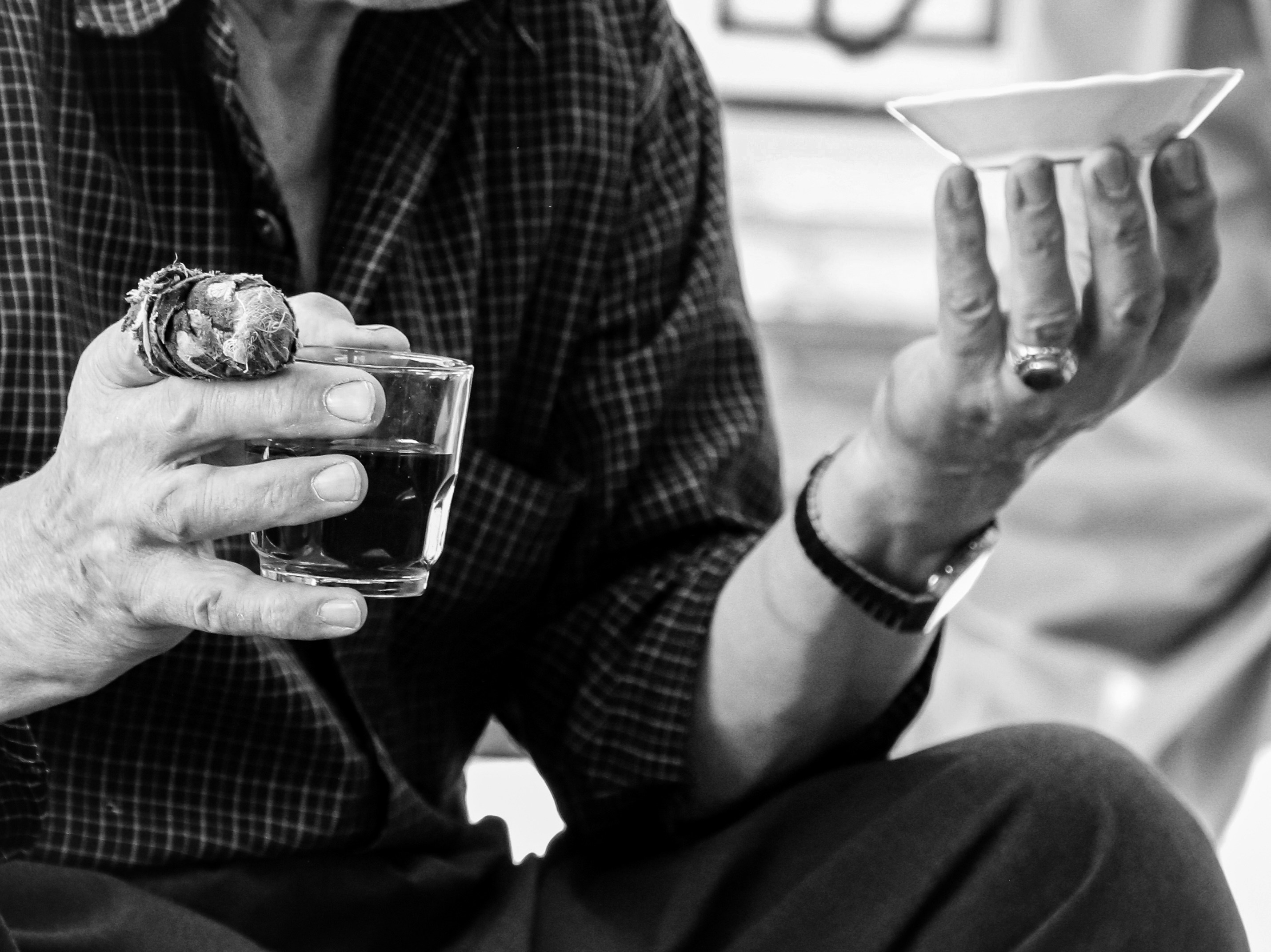 물 한 잔을 들고 앉아있는 남자