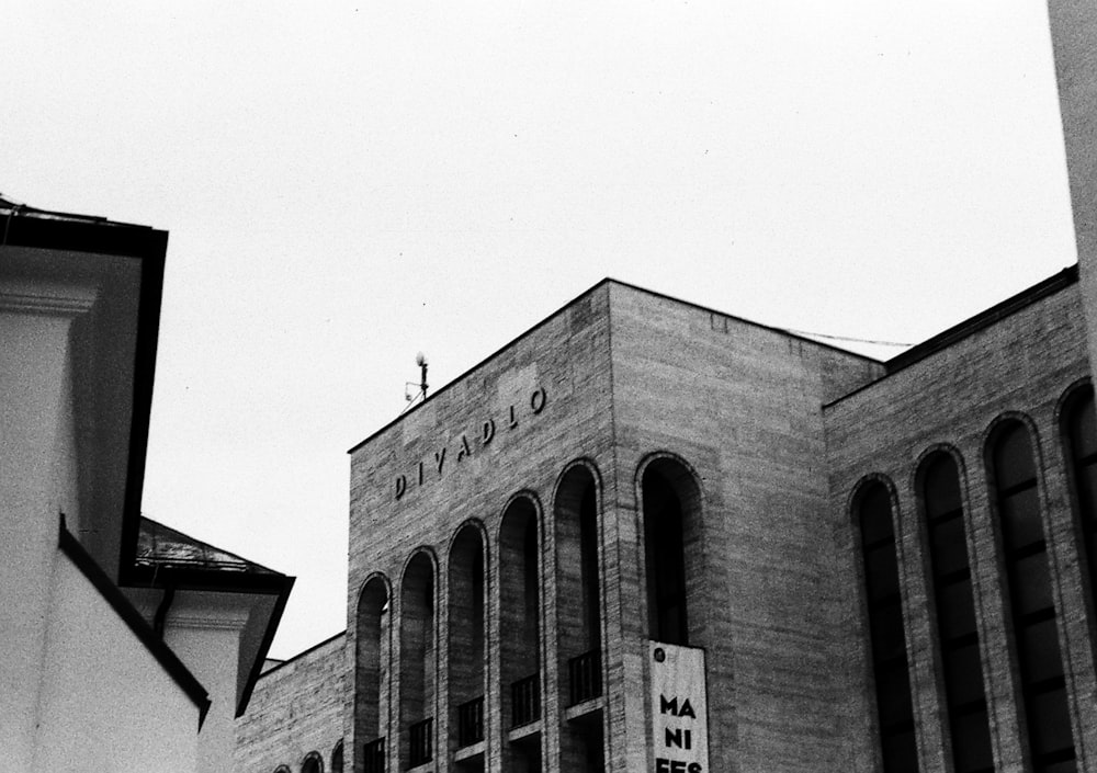 a black and white photo of a building