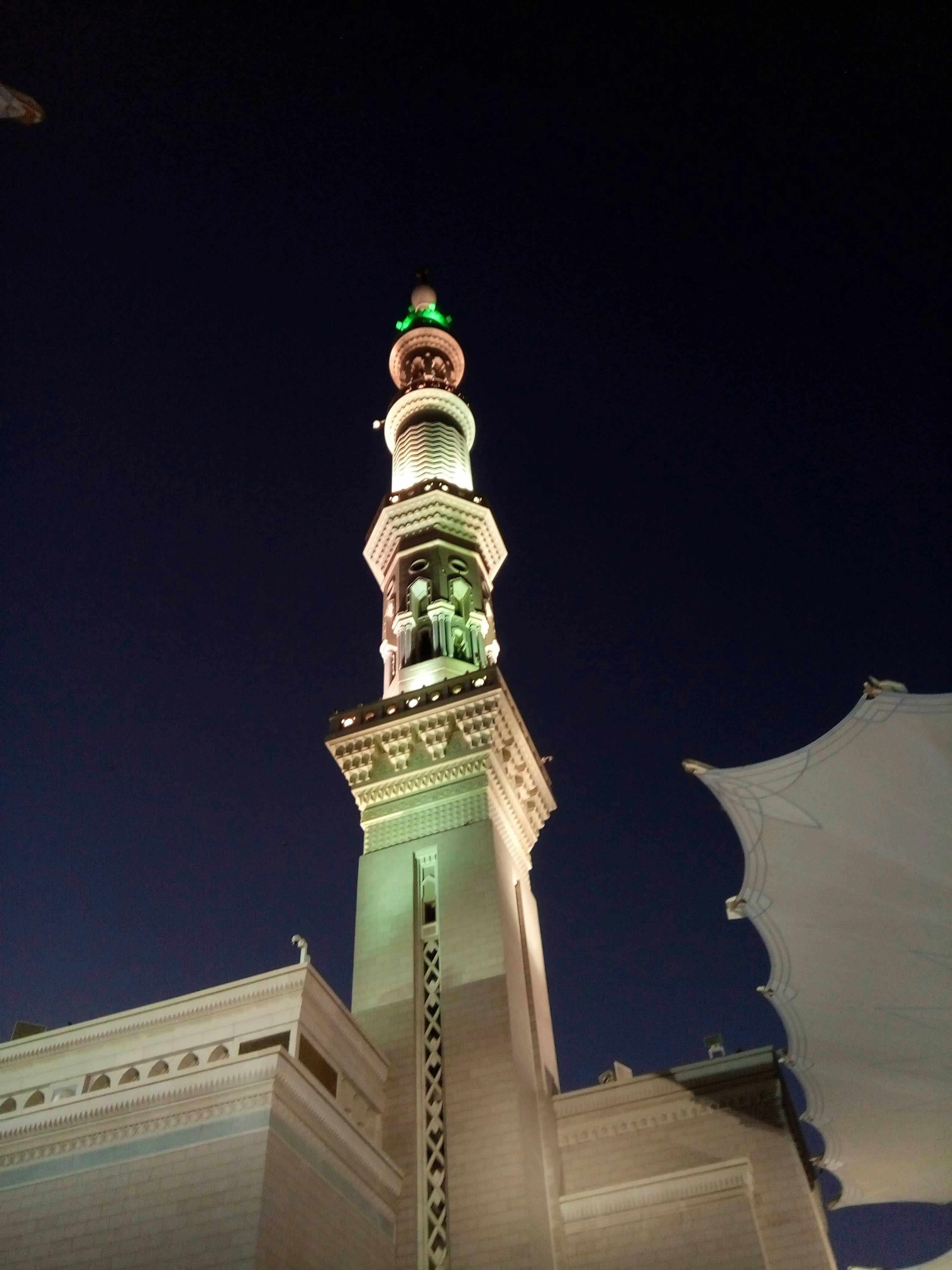 menara tinggi dengan jam di atasnya