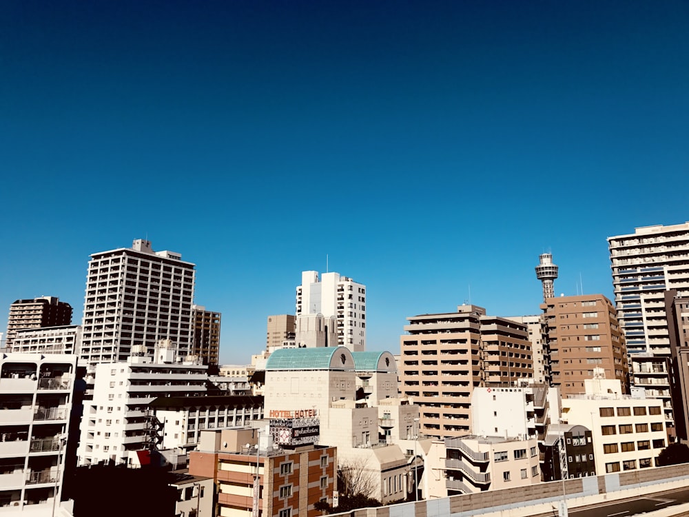 Una vista de una ciudad con edificios altos