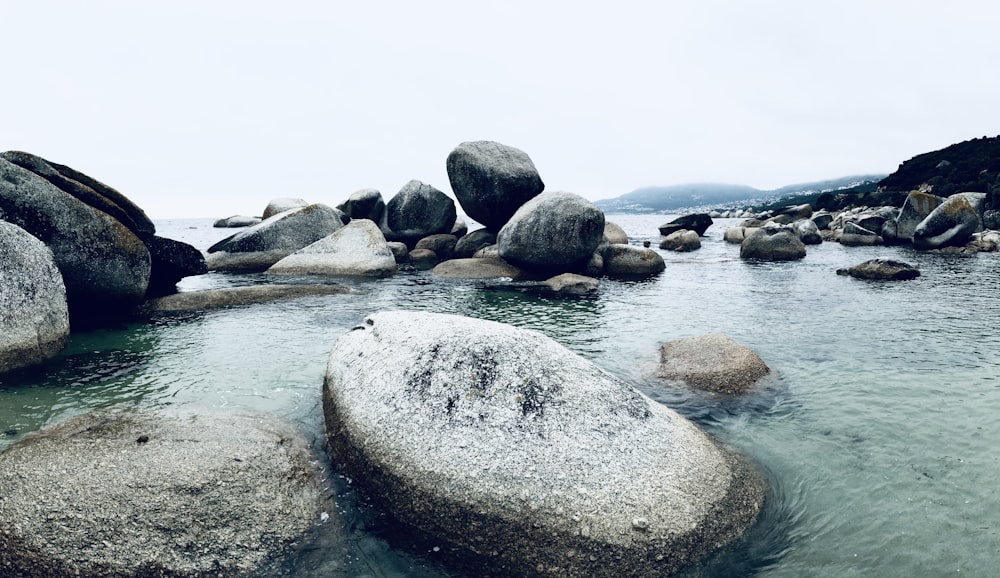 Un cuerpo de agua rodeado de grandes rocas