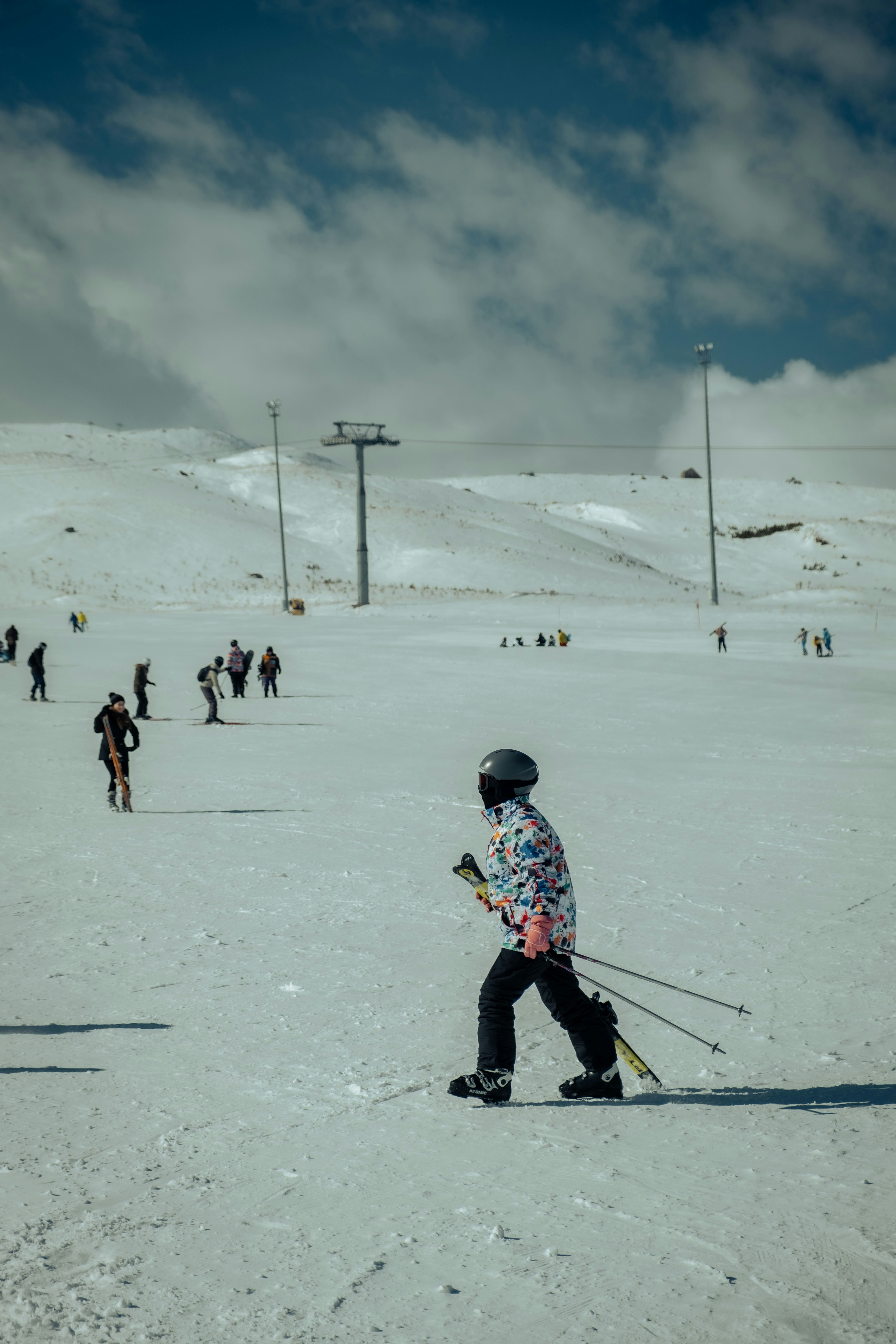 Enfant en combinaison de ski colorée sur piste enneigée au Québec