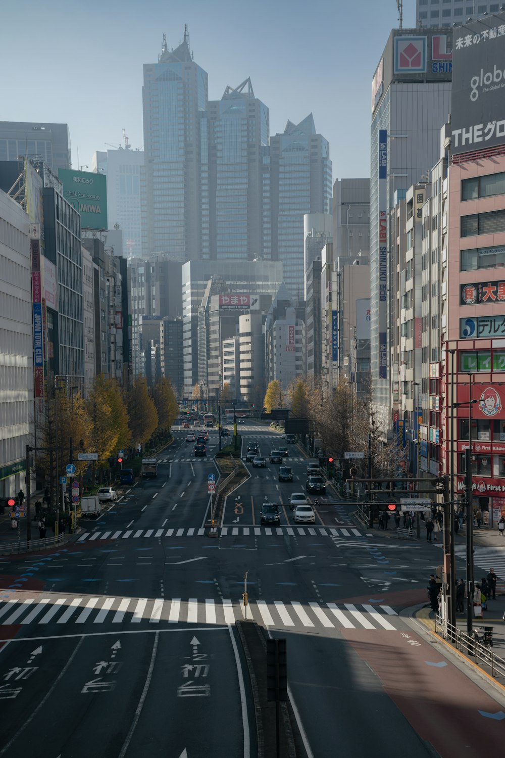 Una calle de la ciudad llena de muchos edificios altos