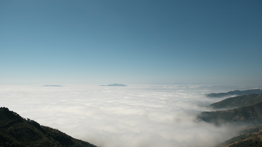 uma vista das montanhas e nuvens do topo de uma colina