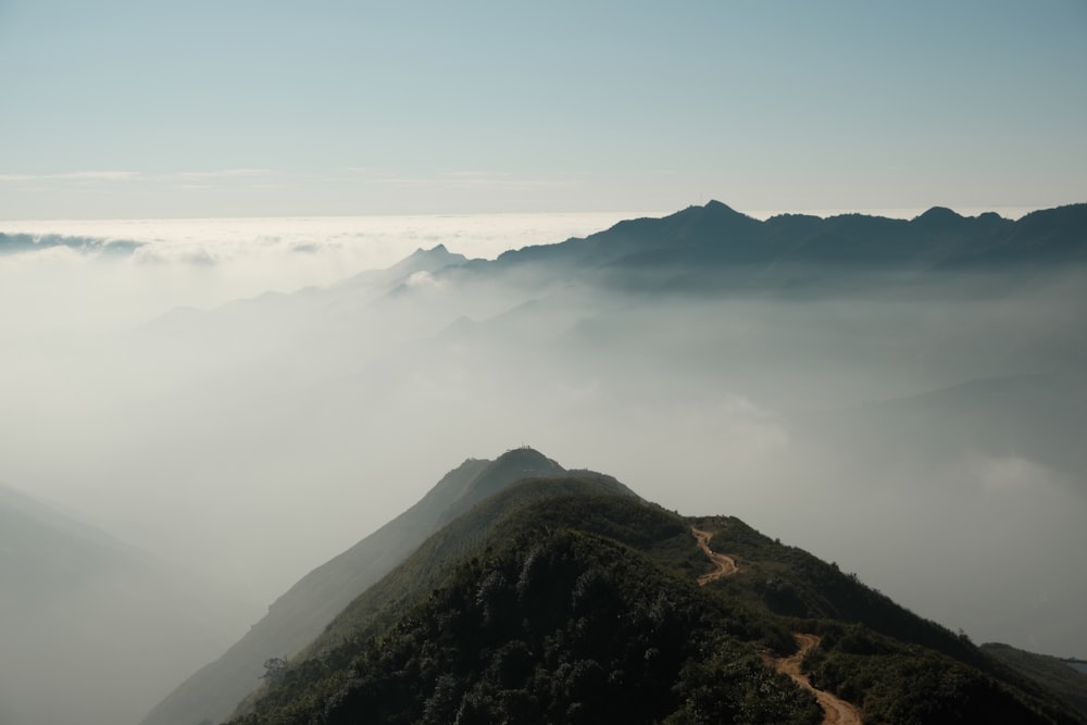 uma vista do topo de uma montanha no nevoeiro