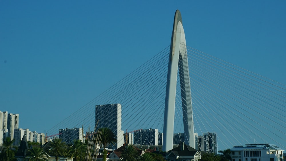 uma ponte alta que atravessa uma cidade com edifícios altos