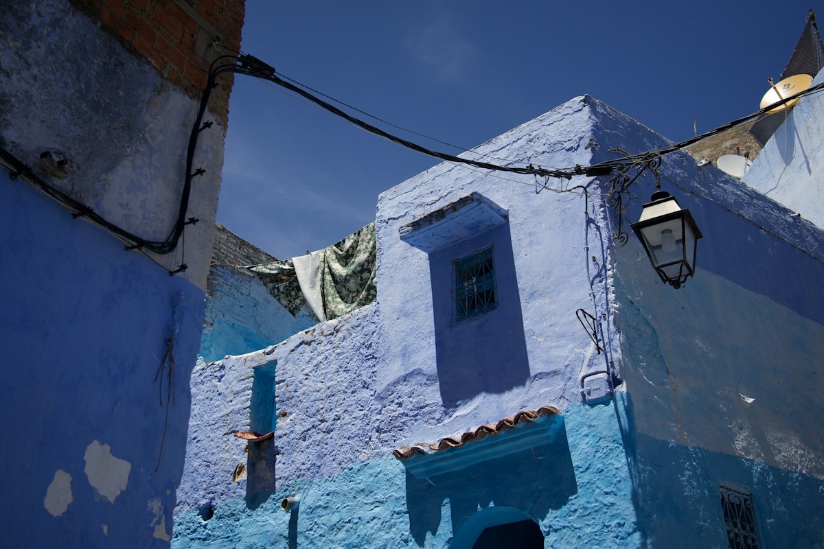 Ruelle bleue de Chefchaouen au Maroc, destination alternative peu touchée par le surtourisme