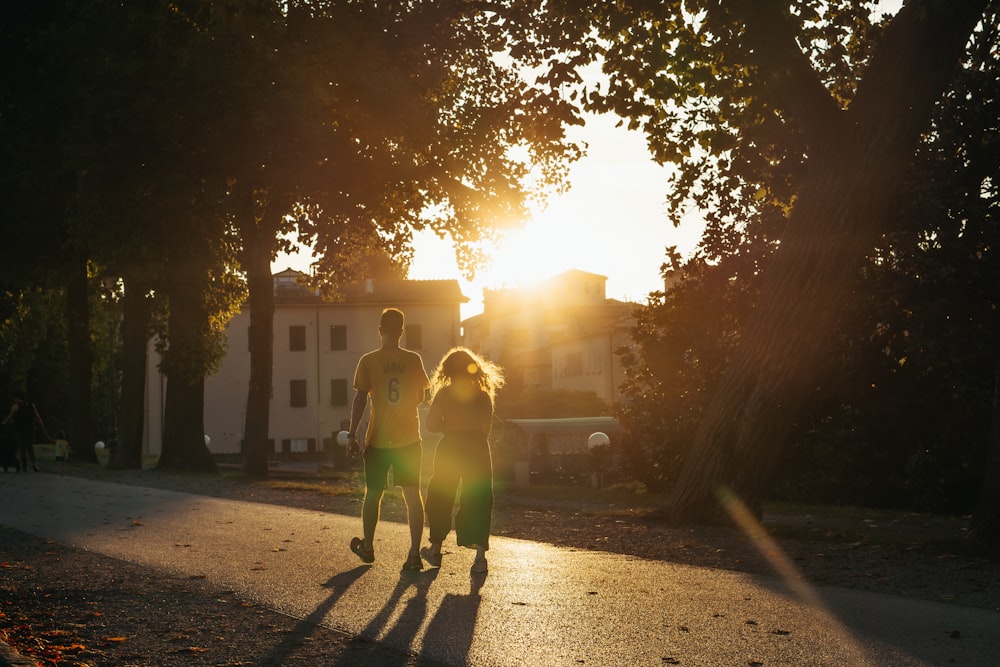 un hombre y una mujer caminando por una calle