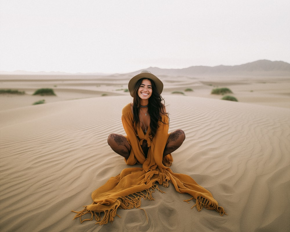 uma mulher sentada no meio de um deserto