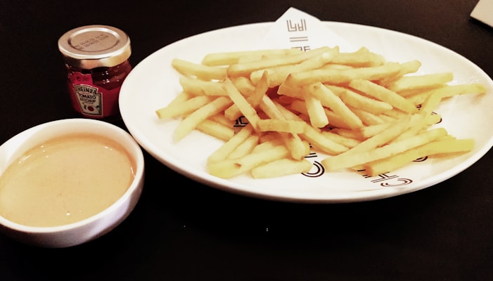 フリッツとディップソースが並ぶプレート