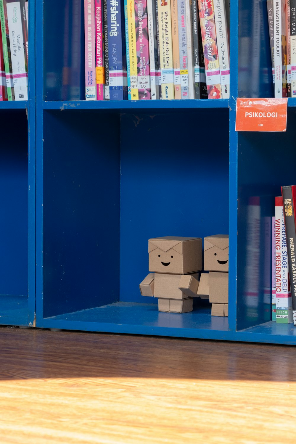 una estantería azul llena de libros