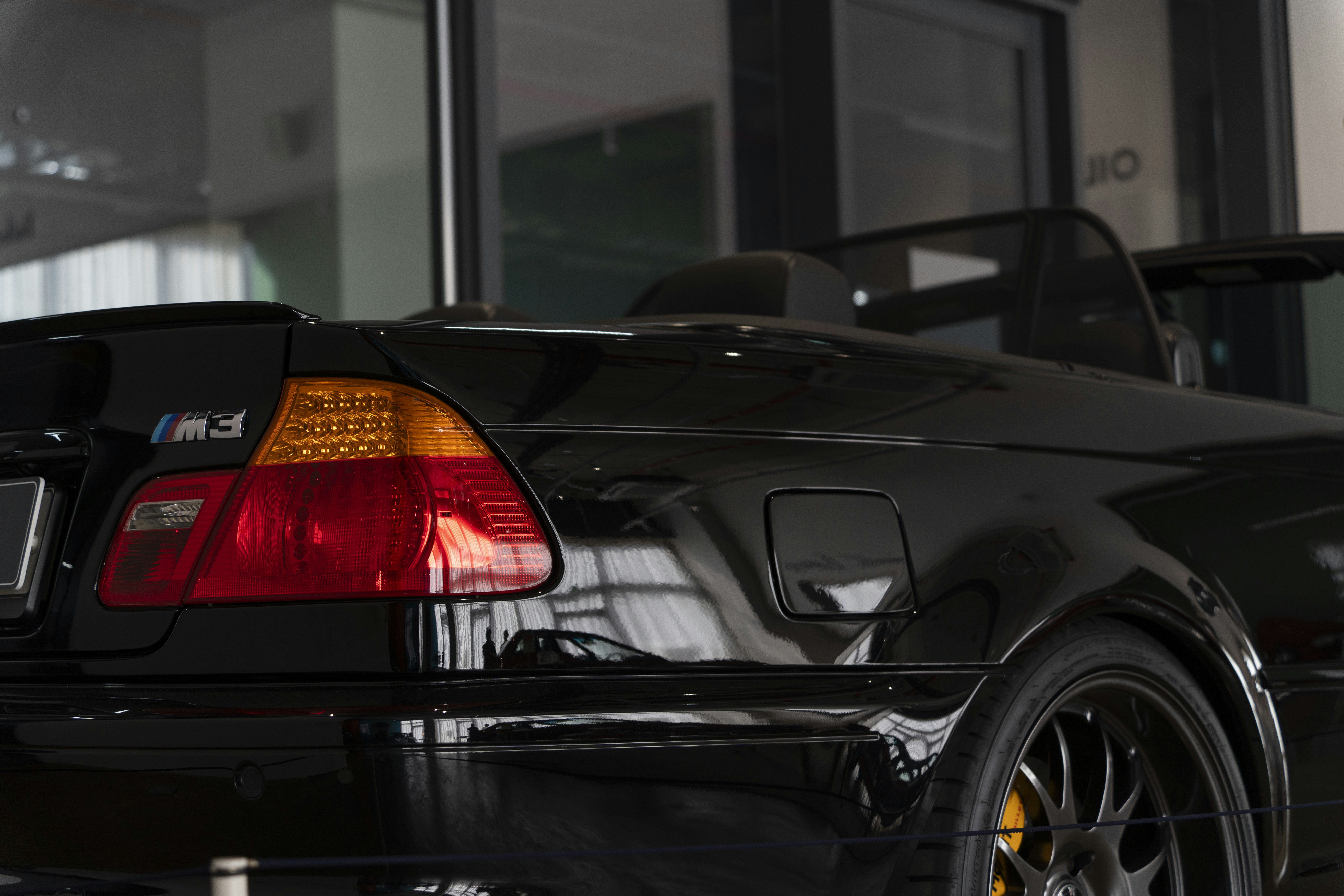 Sebuah Mercedes Benz Benz Hitam