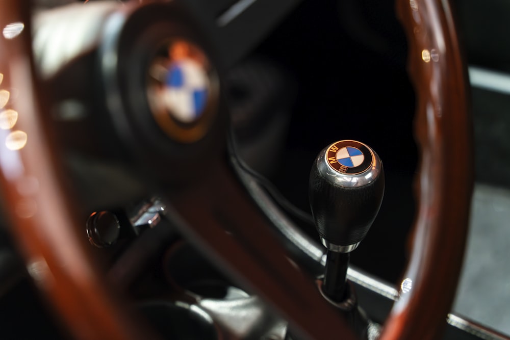 Um close up de um volante com um emblema BMW