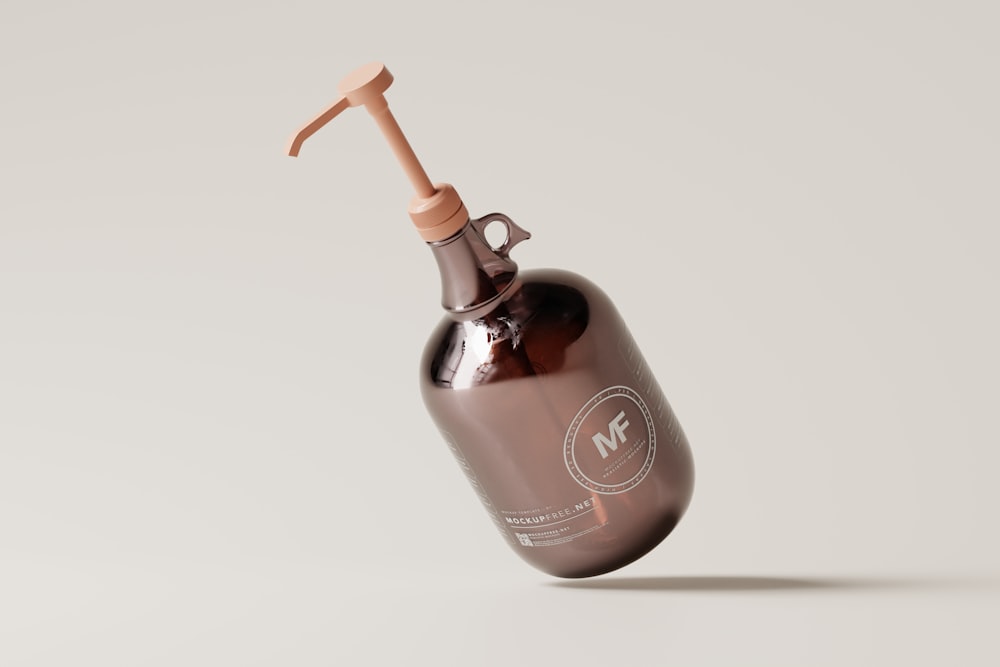 une bouteille en verre brun avec une poignée en bois