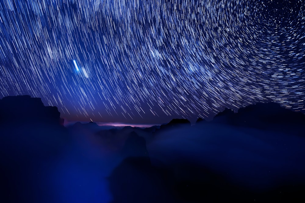 空にはたくさんの星が浮かぶ夜空