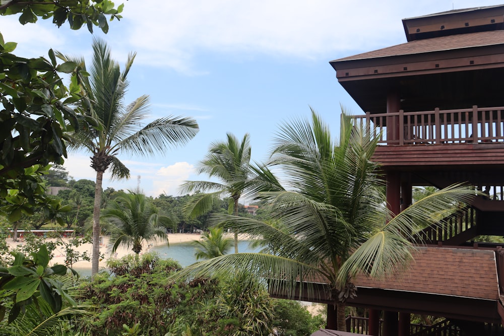 Una vista de una playa tropical desde un balcón