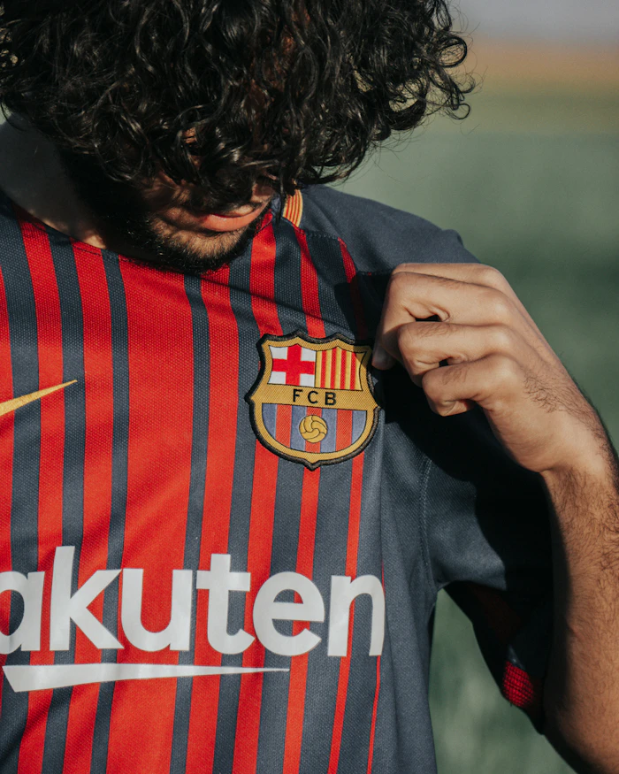 Man in een rood-zwart gestreept voetbalshirt