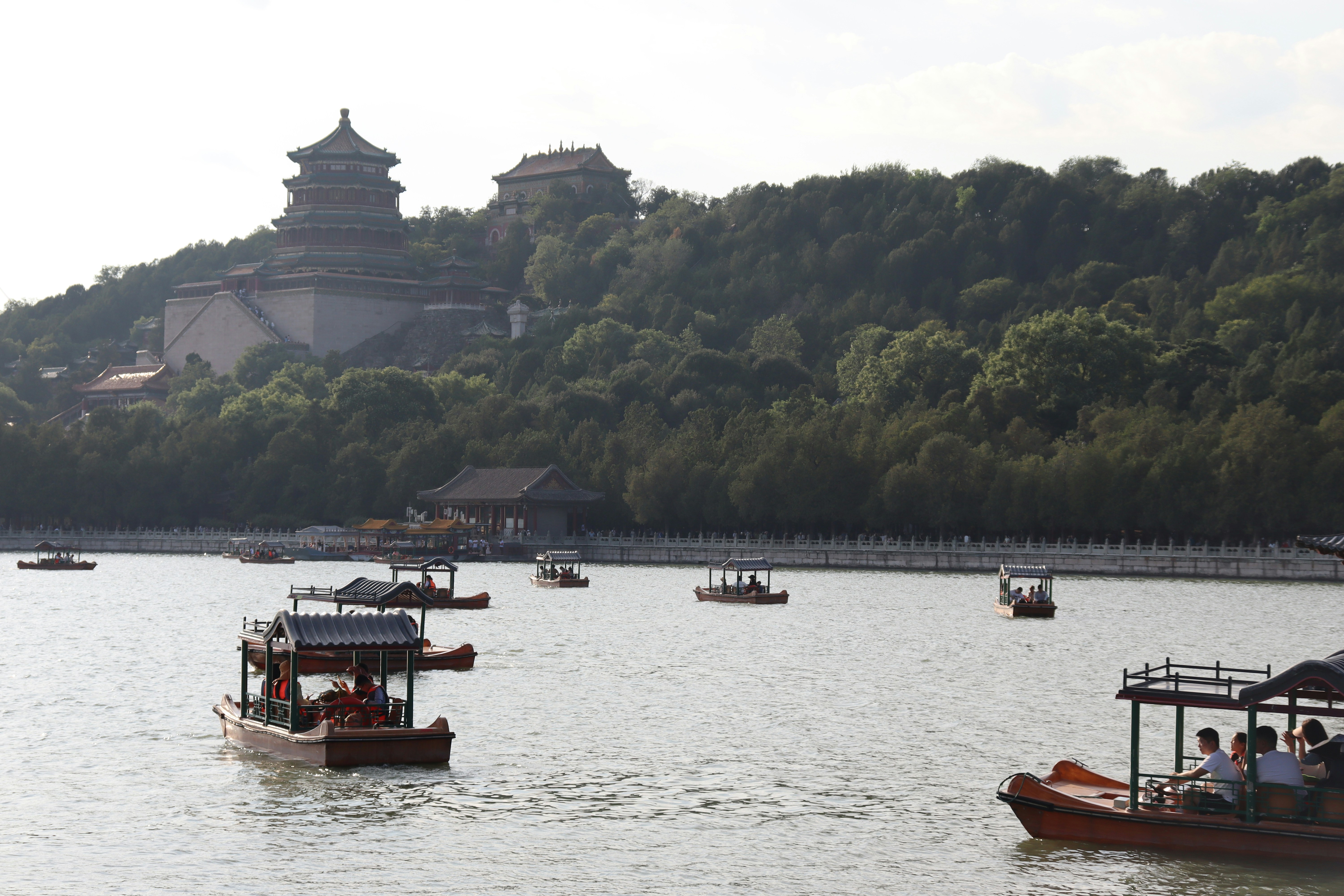 Eine Gruppe von Booten, die auf einem See treiben