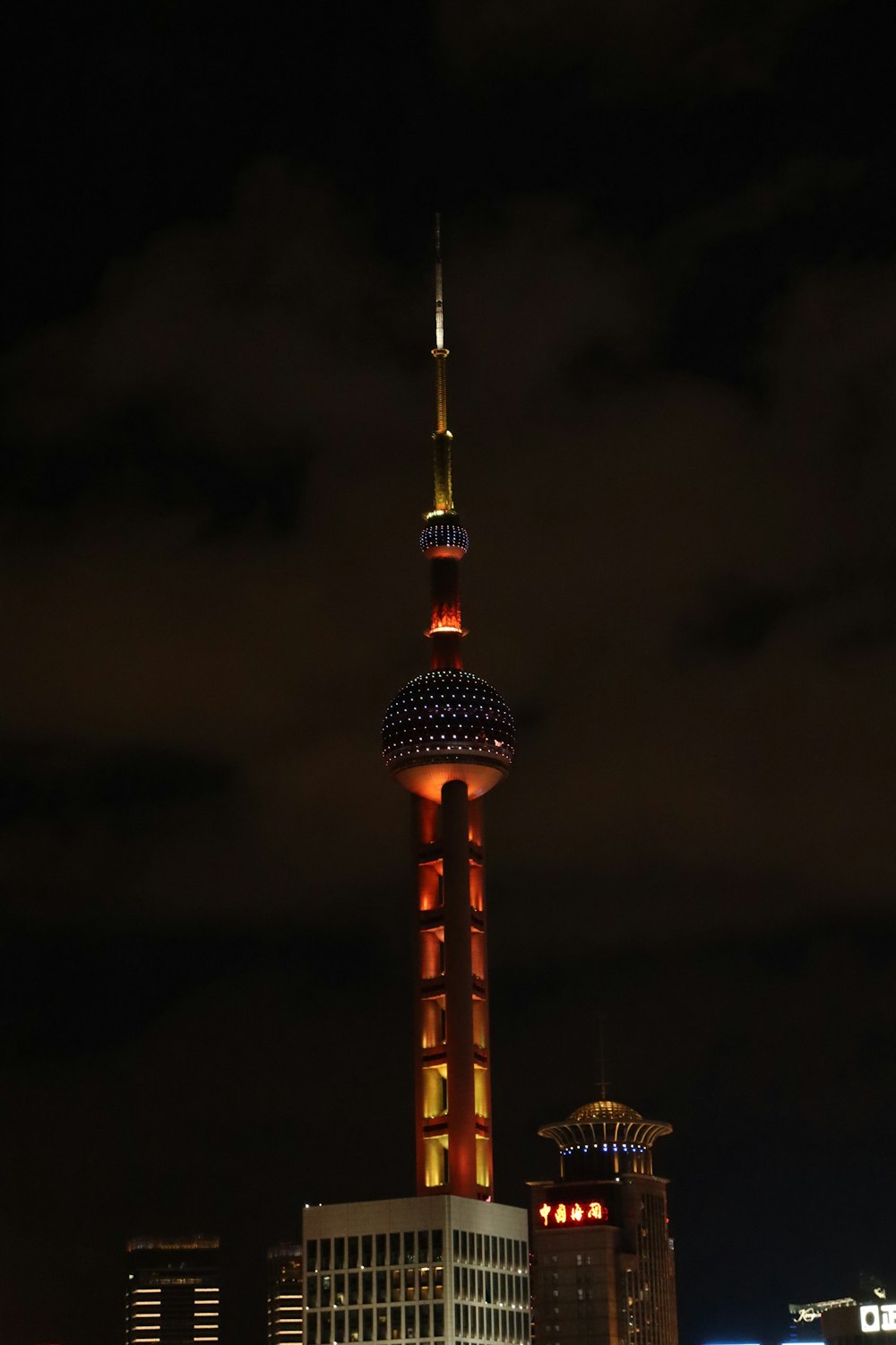 um edifício muito alto iluminado à noite