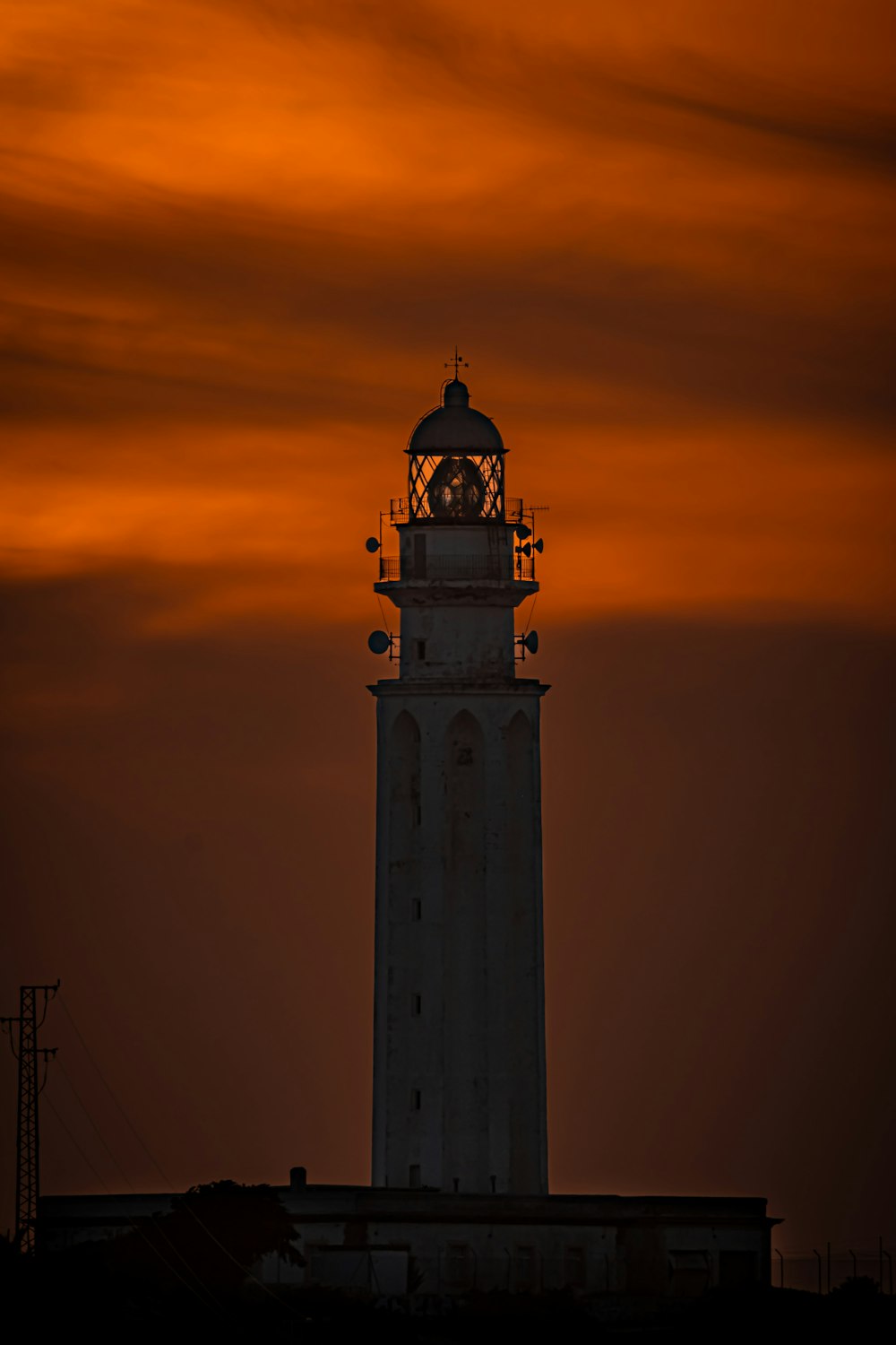 una alta torre blanca con un reloj en la parte superior