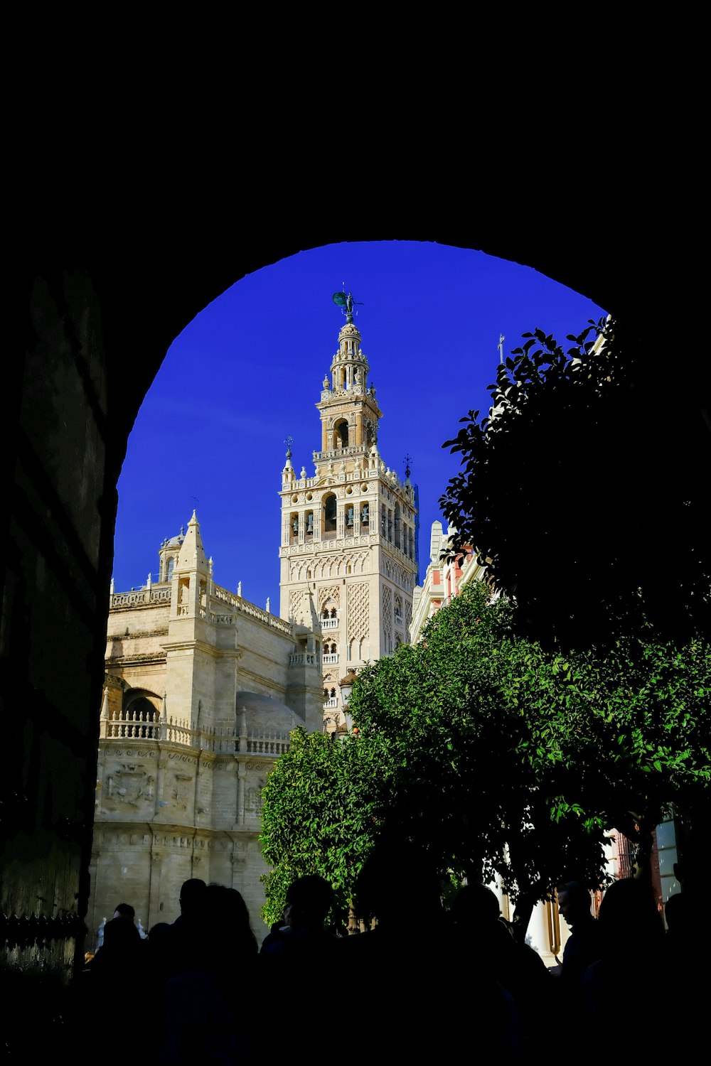 uma vista de um edifício através de um arco