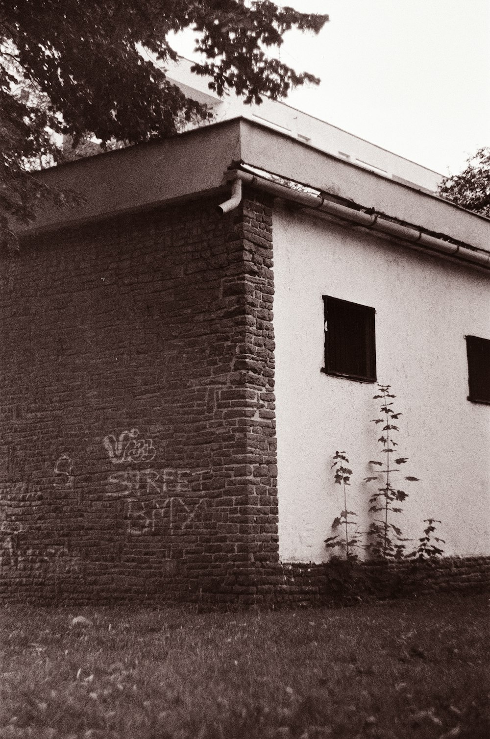 Un edificio de ladrillo con grafitis en el lateral