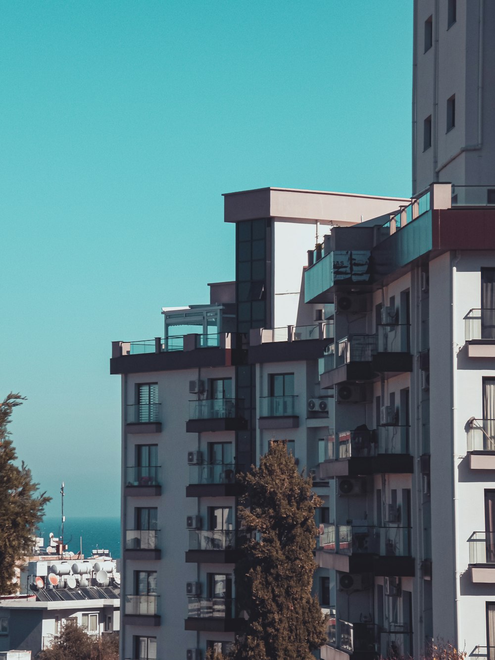 un grand immeuble avec des balcons et des balcons sur les balcons