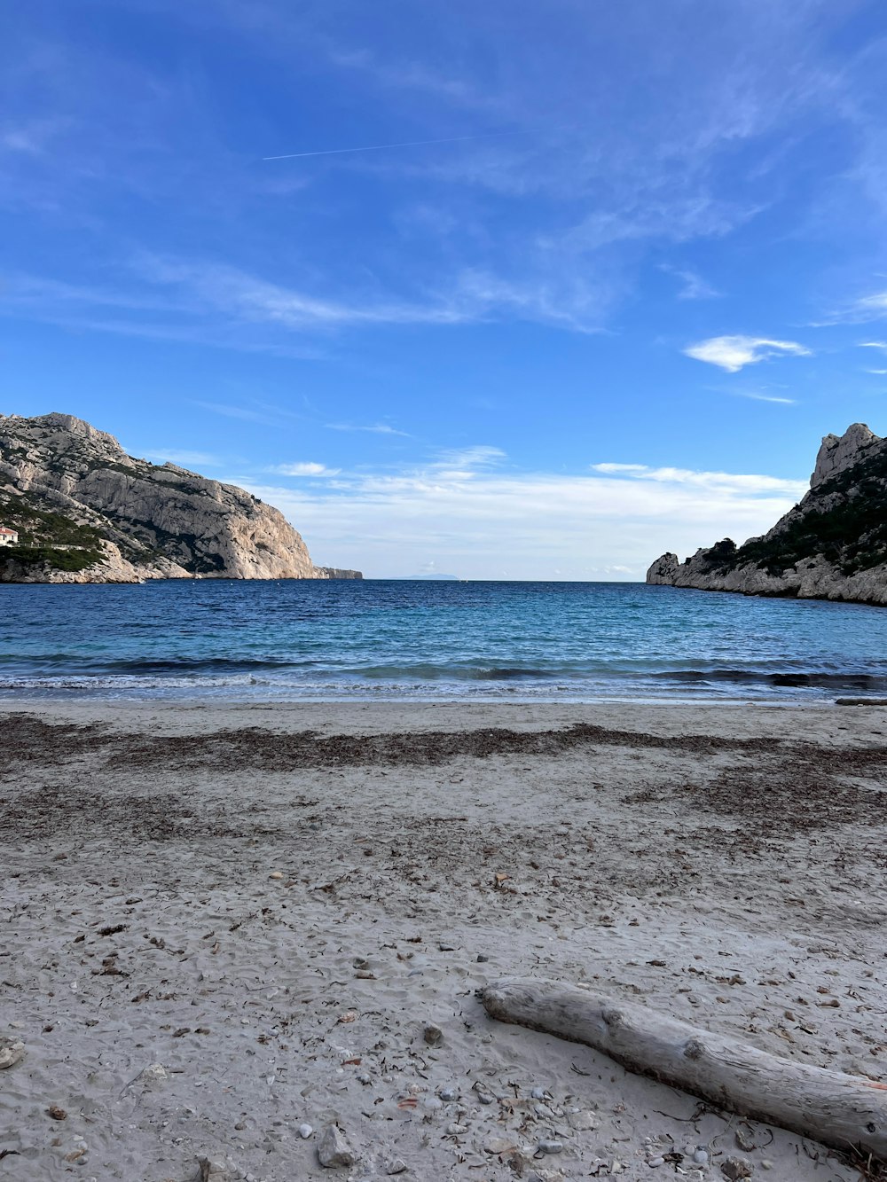 Una vista di uno specchio d'acqua da una spiaggia