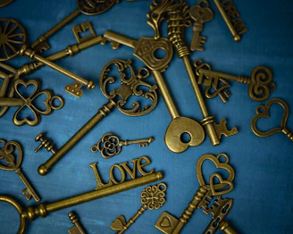 a bunch of keys sitting on top of a blue surface