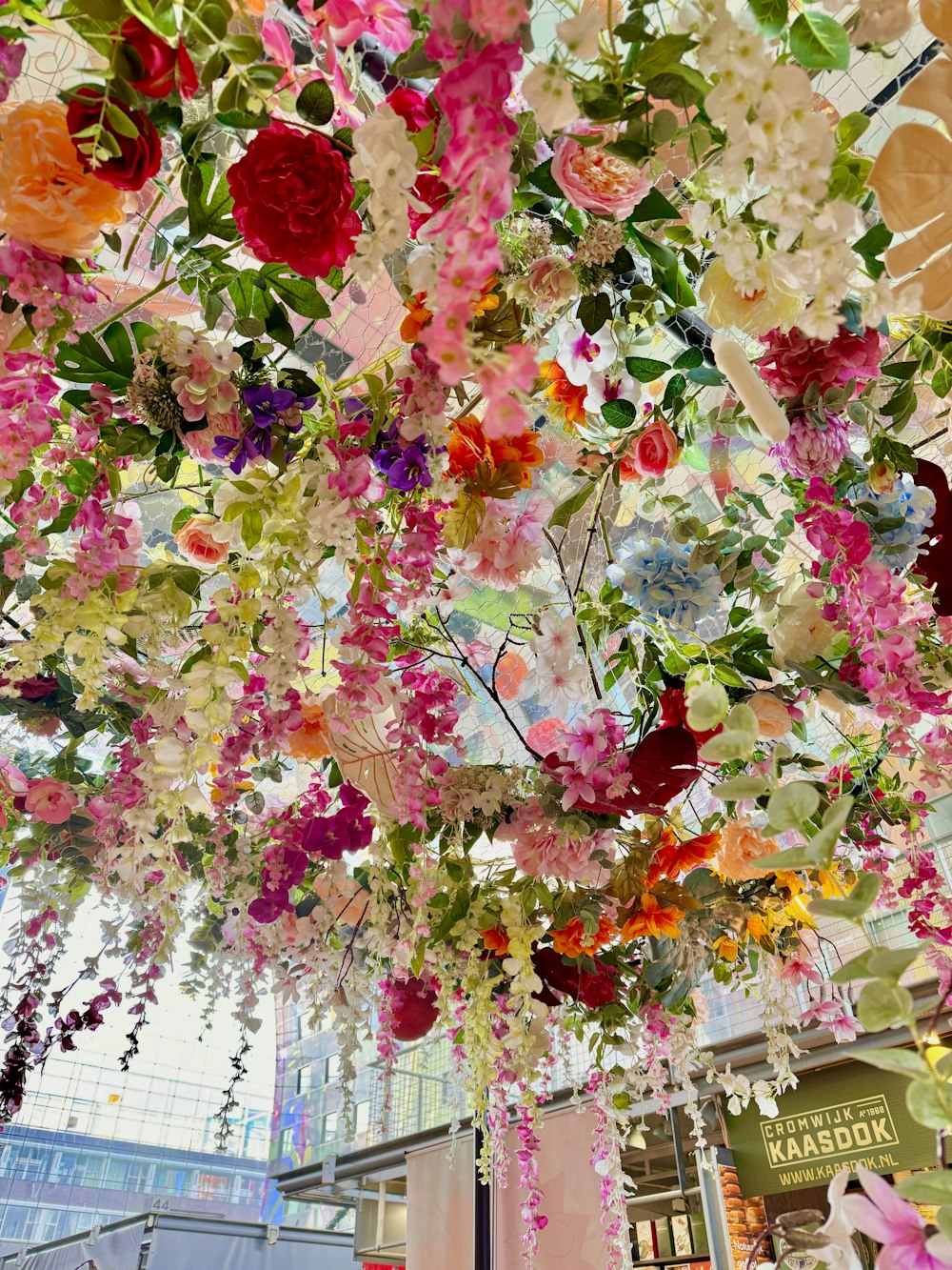 ein Blumenstrauß, der von einer Decke hängt