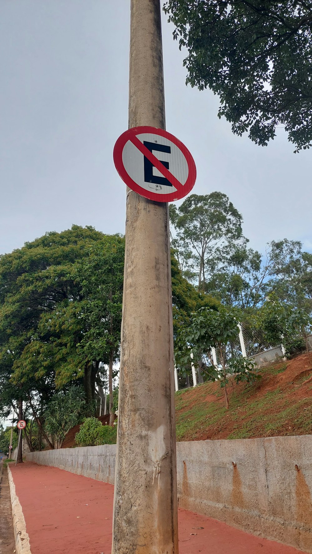 um sinal de não virar à esquerda em um poste