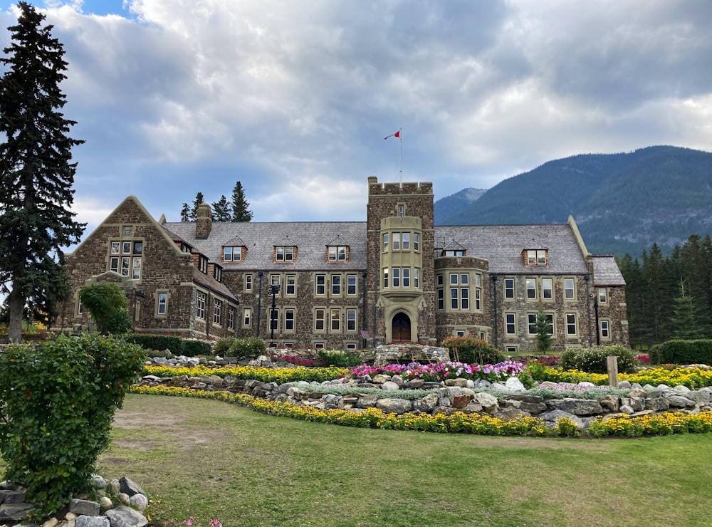 un grande edificio con un giardino di fronte