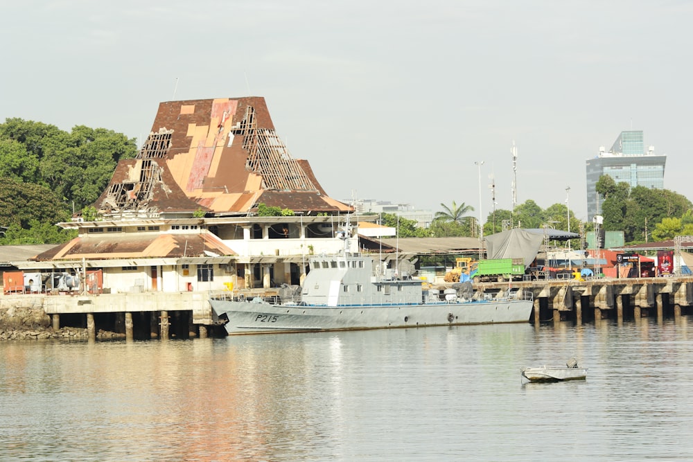 a boat docked in a harbor next to a building