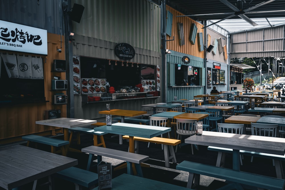 un restaurant avec de nombreuses tables et chaises