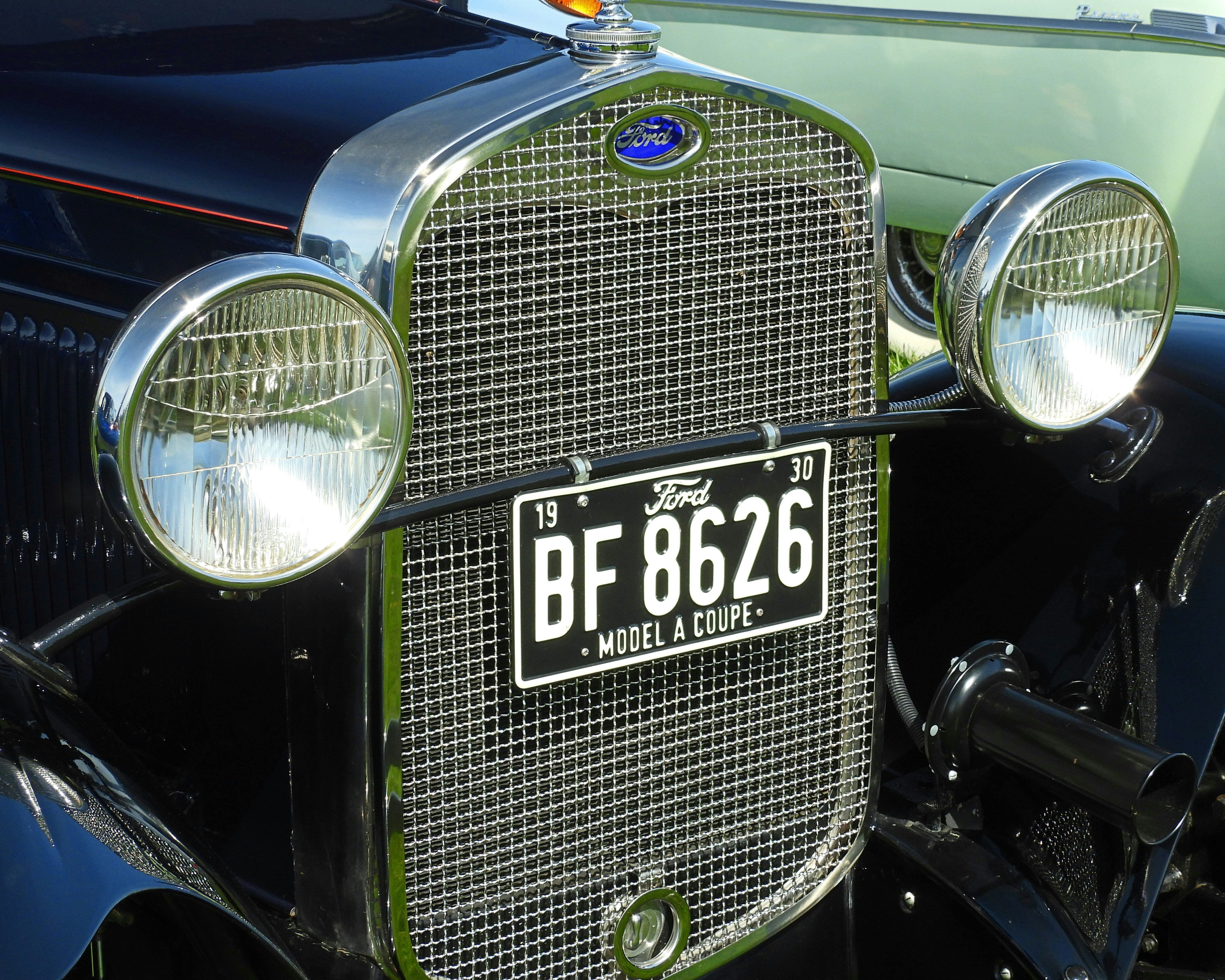 Un primo piano della parte anteriore di un'auto d'epoca