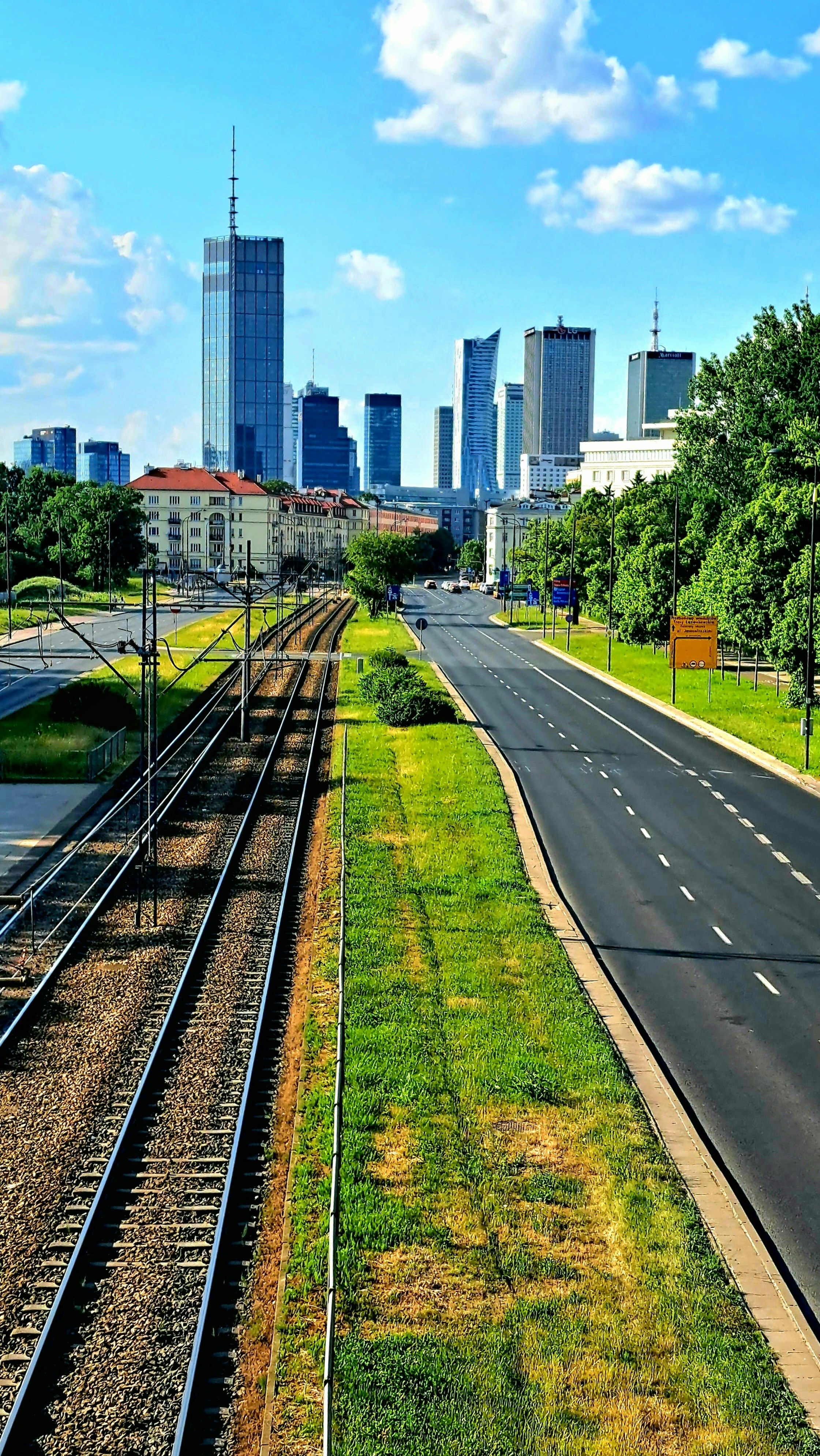 Blick auf eine Stadt von einem Bahngleis aus